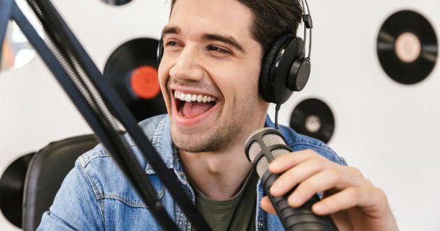 10 disc jockeys qui se sont barricadés dans le studio