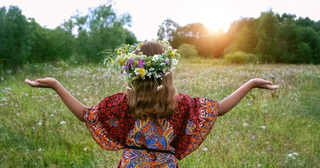 10 rituels bizarres du solstice d'été encore pratiqués aujourd'hui