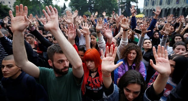 10 scandales politiques qui ont poussé les foules dans les rues
