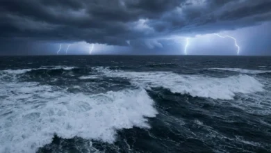 Tempête violente sur un océan déchaîné avec des vagues immenses