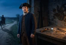 Un homme en costume colonial du 18e siècle, Paul Revere, regarde le spectateur, avec un cavalier nocturne et son atelier en arrière-plan.